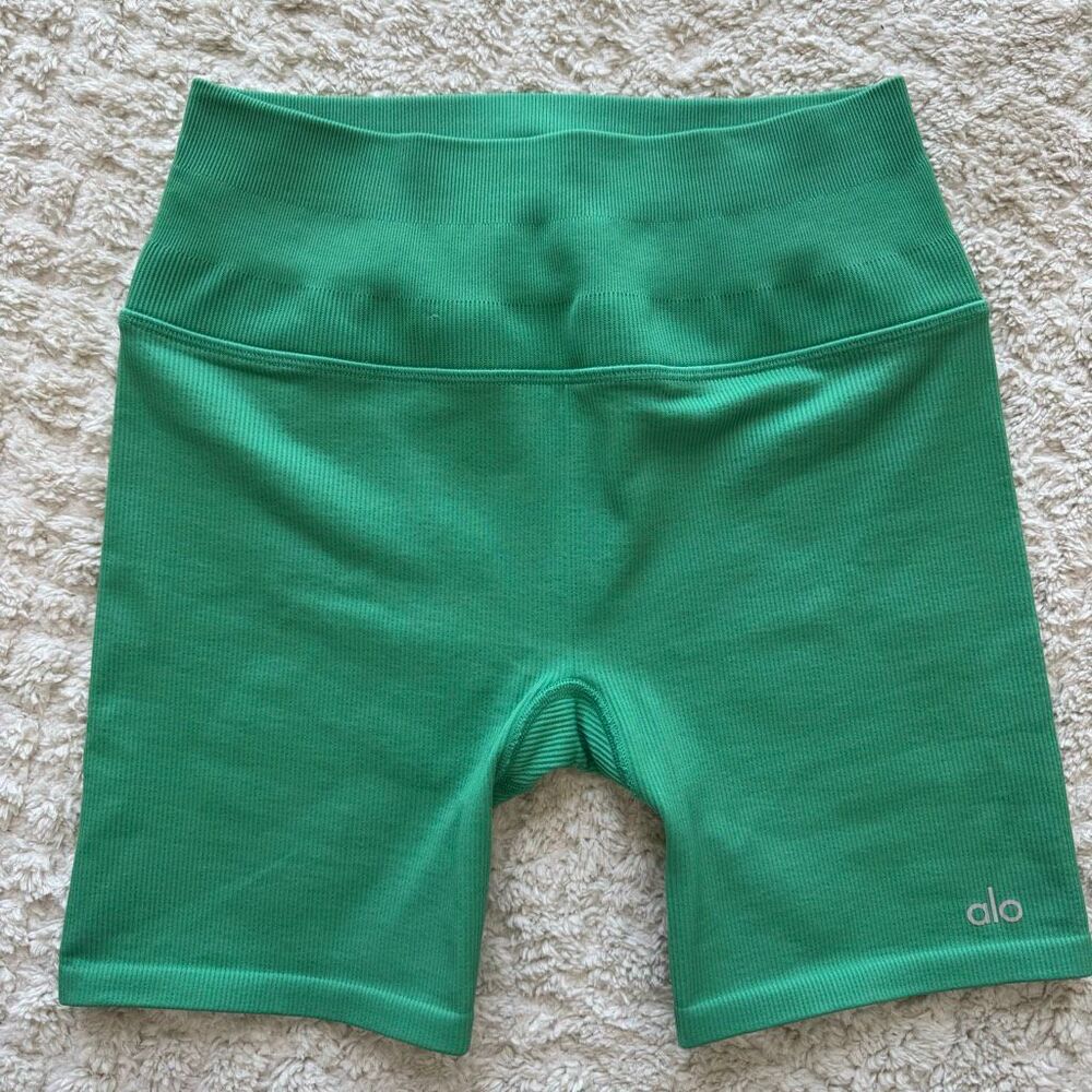 Alo SET Airlift Jump Start Bra & Seamless Shorts Seamless Green Lettuce Medium - Picture 5 of 7